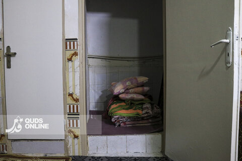  گزارش تصویری | آقای محمد خیابانی نژاد، منزل خود را به صورت رایگان در اختیار خانواده‌ای از کرمان برای اسکان قرار داده است .