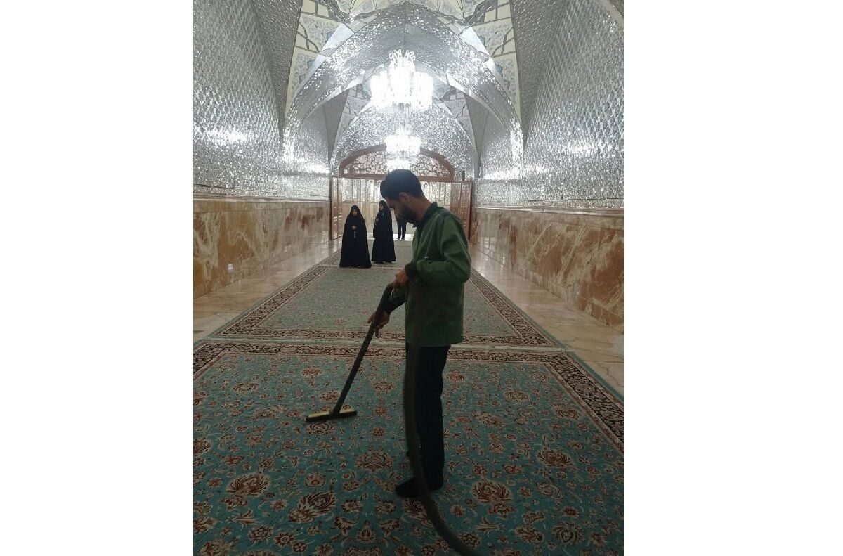 صدای پای اخلاص در دارالحجه؛ روایت خادمیار ۱۹ ساله‌ای که دلش را در حرم جارو می‌کند