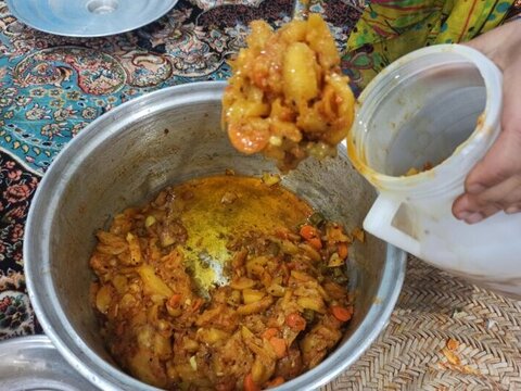 هرمزگانی‌ها این موقع سال مشغول درست‌کردن یک ترشی مخصوص هستند/ سوغات استان انبه
