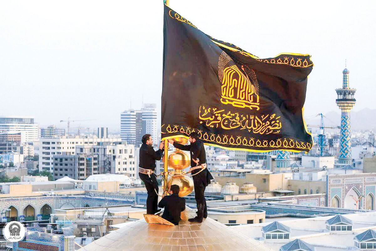 پرچم گنبد منور رضوی در روز زیارتی مخصوص آن حضرت سیاه‌پوش شد