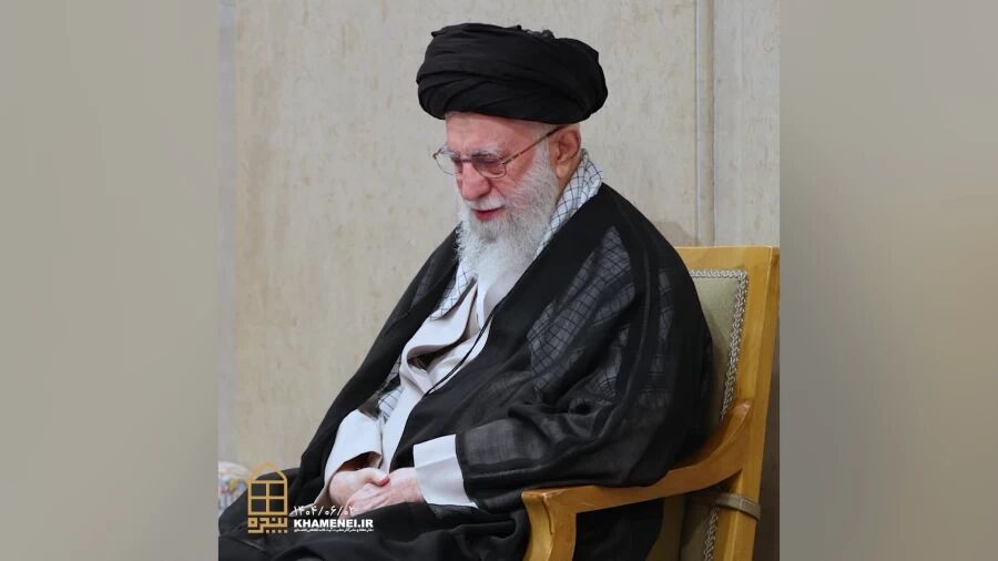 فیلم | قرائت فرازهایی از زیارت امین‌الله در سالروز شهادت امام رضا(ع) با حضور رهبر شهید