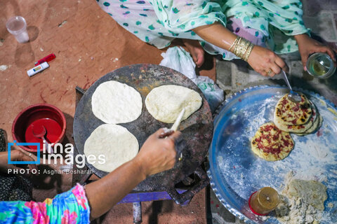 عکس | پخت غذاهای سنتی برای تجمعات شبانه