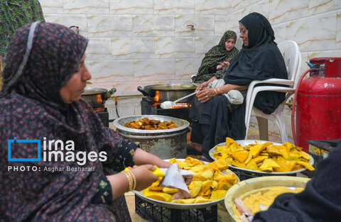عکس | پخت غذاهای سنتی برای تجمعات شبانه