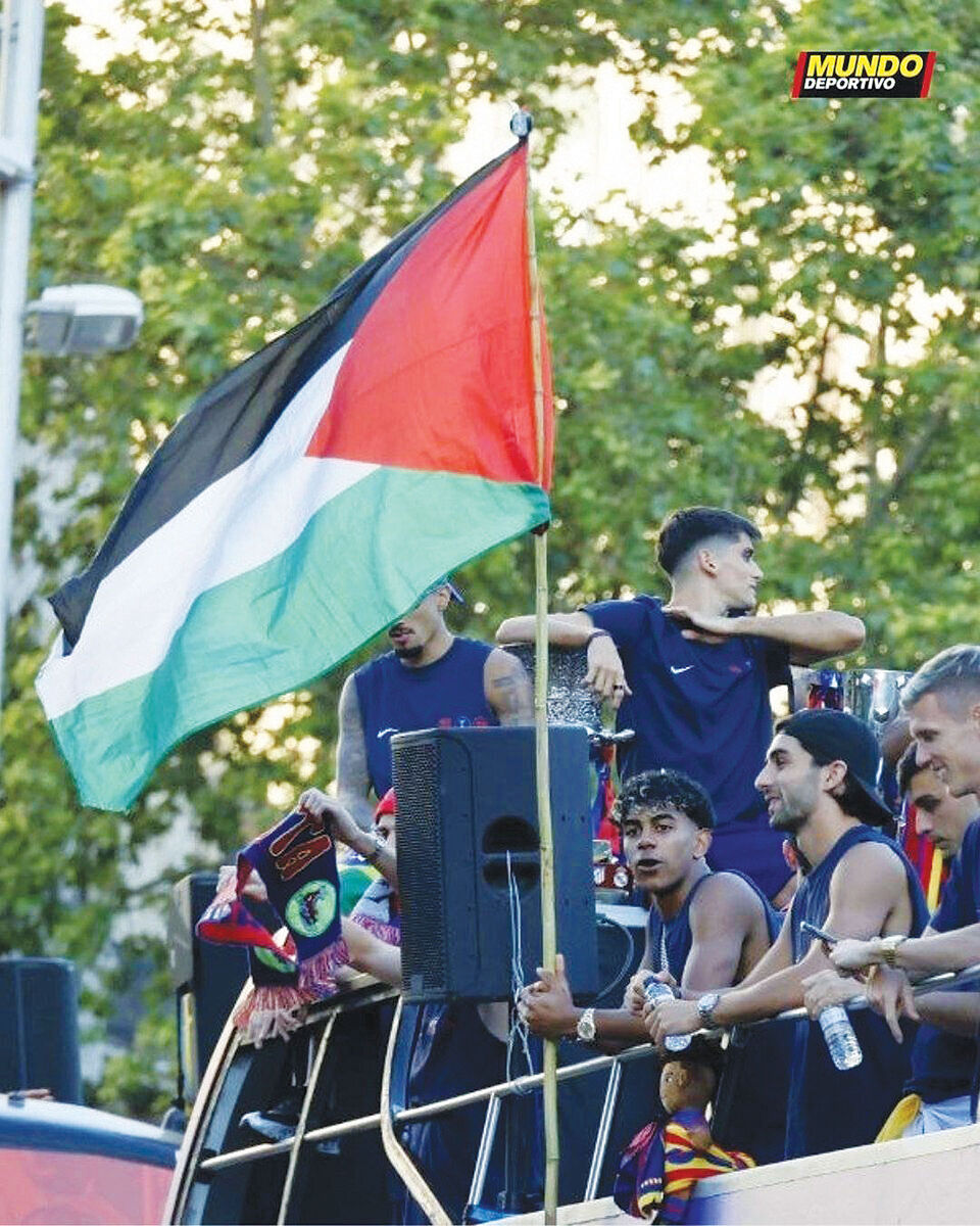 یامال ستاره فوتبال جهان، در جشن قهرمانی بارسلونا پرچم فلسطین را بالا برد / پدیده فوتبال پرچمدار شرف