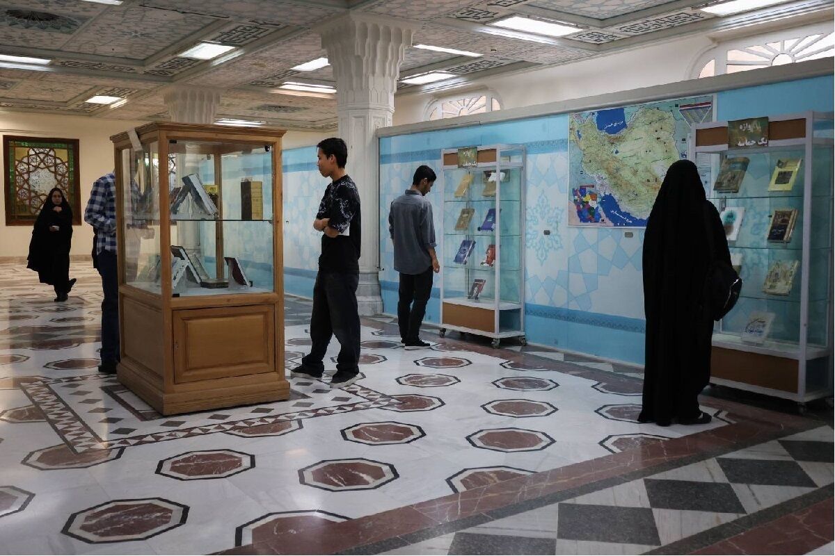 در آستانه روز بزرگداشت حکیم ابوالقاسم فردوسی؛ نمایشگاه کتاب «هزار واژه، یک حماسه» در کتابخانه حرم رضوی برپا شد