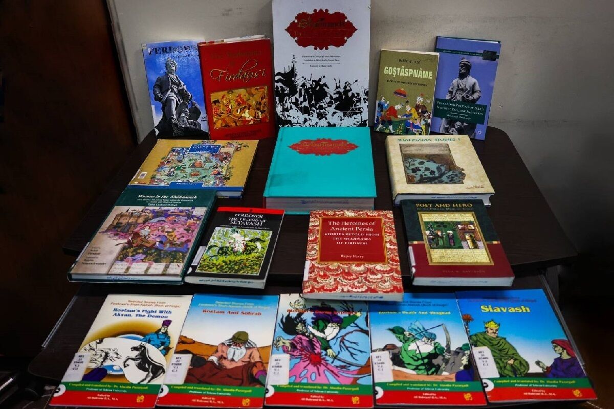 نگهداری از کتاب‌های متنوع با محوریت شاهنامه فردوسی در کتابخانه رضوی