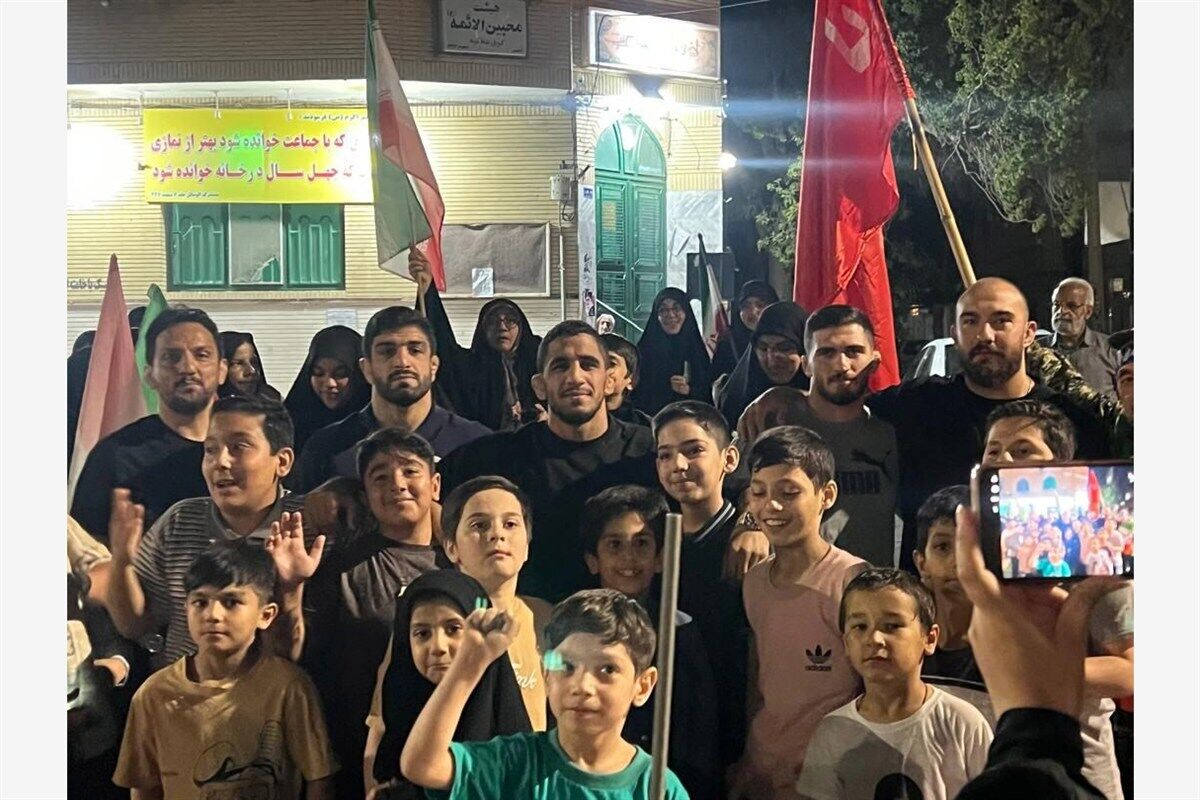 فیلم | حضور سرزده اعضای تیم ملی کشتی در تجمعات شبانه مشهد