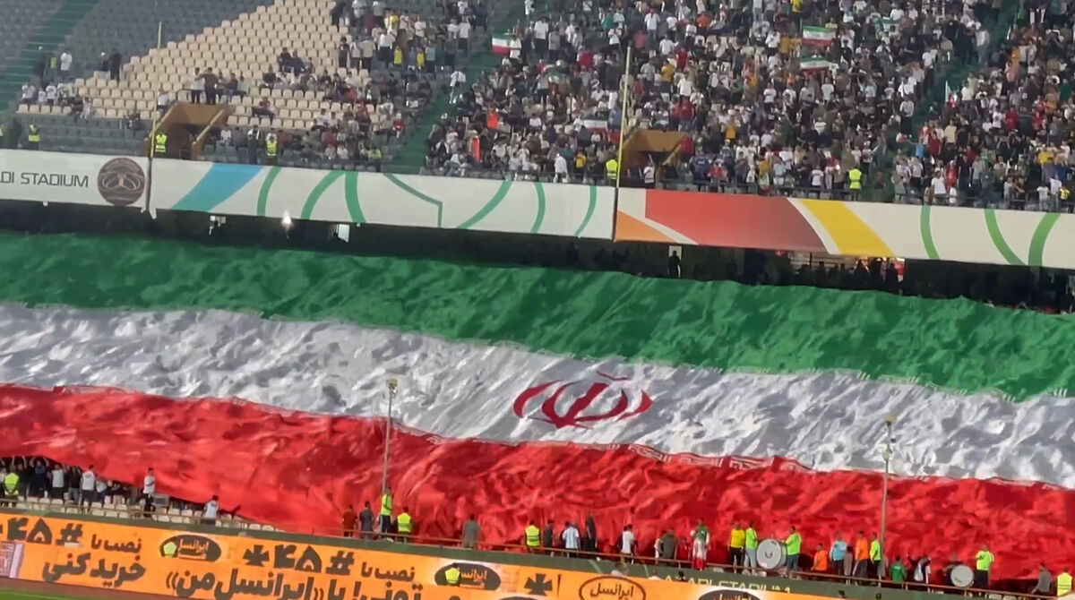 فیفا ورود «پرچم پیش از انقلاب ایران» به ورزشگاه‌های جام جهانی ۲۰۲۶ را ممنوع کرد