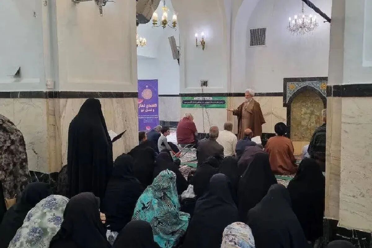برگزاری نماز استغاثه به اولین مدافع ولایت حضرت زهرا(س) در حرم رضوی