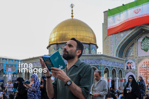  قرائت دعای عرفه در حرم مطهر رضوی 