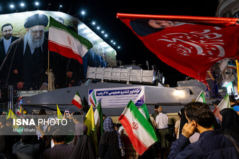 عکس | رونمایی از شناور تندروی هجومی ۲۷ رجب در میدان انقلاب