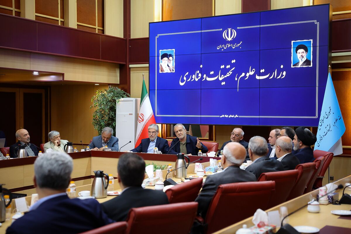 پزشکیان: نباید اجازه داد فضای عمومی جامعه تحت تأثیر اطلاعات غیرمستند قرار گیرد