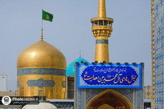 فیلم | نصب کتیبه‌های ولادت امام هادی(ع) در حرم مطهر رضوی