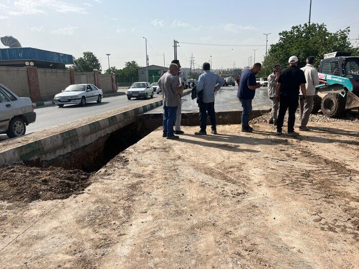 فرونشست خیابانی در مشهد در پی ترکیدگی خط انتقال آب