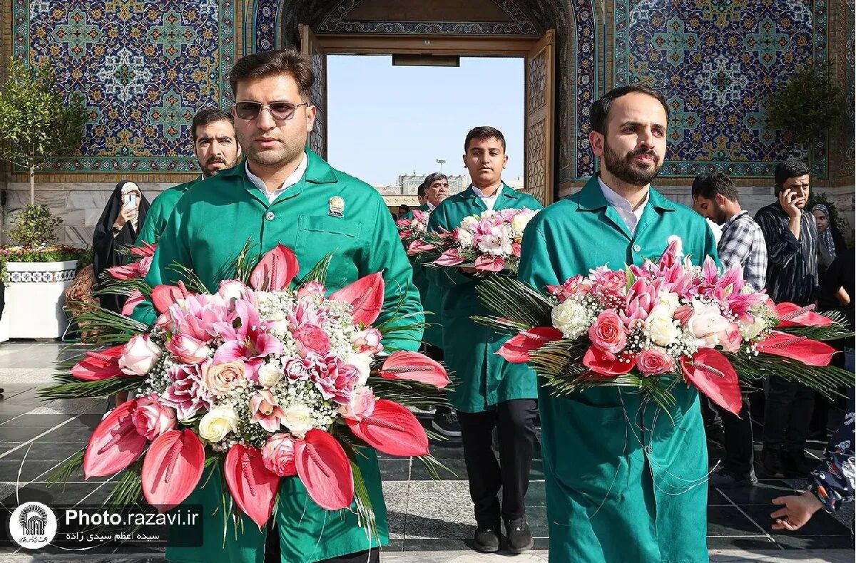 حرم رضوی در آستانه عید غدیر، غرق عطر ۱۵۰ هزار شاخه گل می‌شود