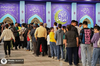 میزبانی خادمان از زائران در تبرک‌خانه حضرت رضا (ع)