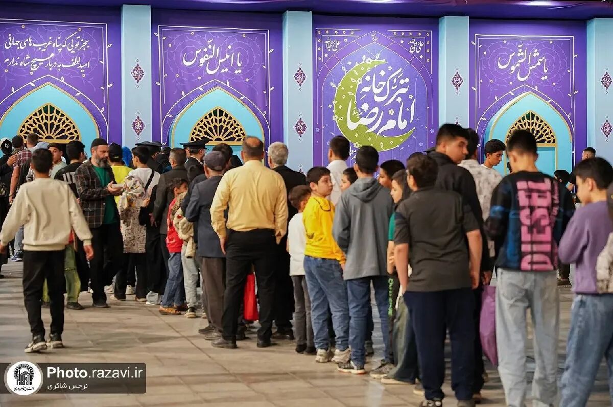 میزبانی خادمان از زائران در تبرک‌خانه حضرت رضا (ع)