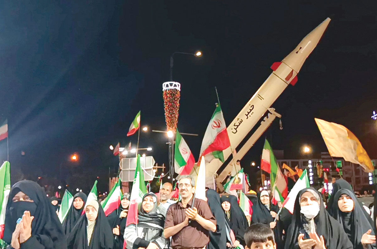 گفت‌وگو با سازنده ماکت موشکی که شب‌ها در خیابان‌های مشهد دیده می‌شود/ ادای دین جوشکار مشهدی با ماکت خیبرشکن