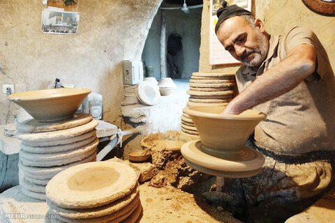 رکود گردشگری بر صنایع دستی استان یزد سایه انداخته است / چرخ سفالگری در میبد کند می‌چرخد