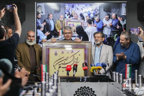 آیین اعطای نشان «سرو سیمین پارسی جان»