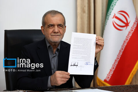 عکس | تصاویری از لحظه امضای تفاهم‌نامه اسلام‌آباد توسط مسعود پزشکیان
