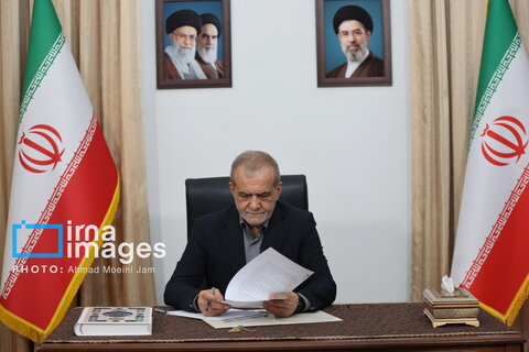 عکس | تصاویری از لحظه امضای تفاهم‌نامه اسلام‌آباد توسط مسعود پزشکیان