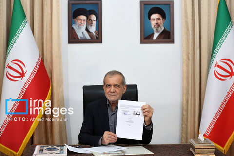 عکس | تصاویری از لحظه امضای تفاهم‌نامه اسلام‌آباد توسط مسعود پزشکیان