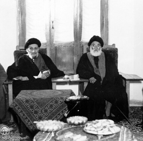 آیت الله فیروزآبادی در کنار آیت الله کاشانی