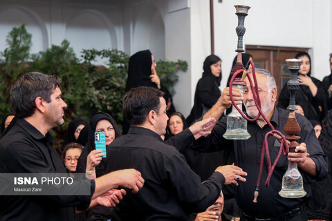 گزارش تصویری | روضه‌خوانی ۱۰۰ ساله در «خانه ریسمانیان» - یزد
