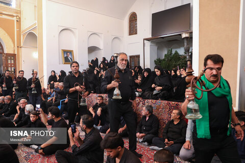 گزارش تصویری | روضه‌خوانی ۱۰۰ ساله در «خانه ریسمانیان» - یزد