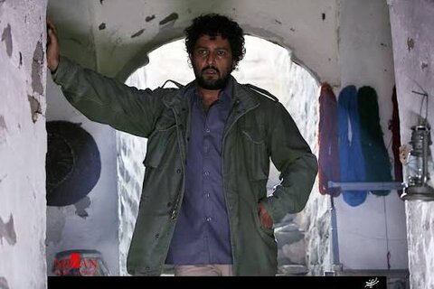 سکانسی از فیلم سینمایی هیهات با بازی حامد بهداد