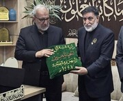 اهدای پرچم گنبد حرم مطهر حسینی، برای تکریم و بدرقه پیکر رهبر شهید
