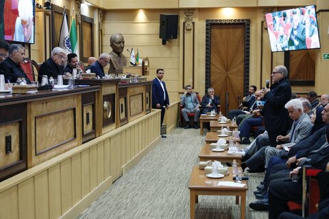 عارف: تسلیم شدن در ذات ایرانیان نیست