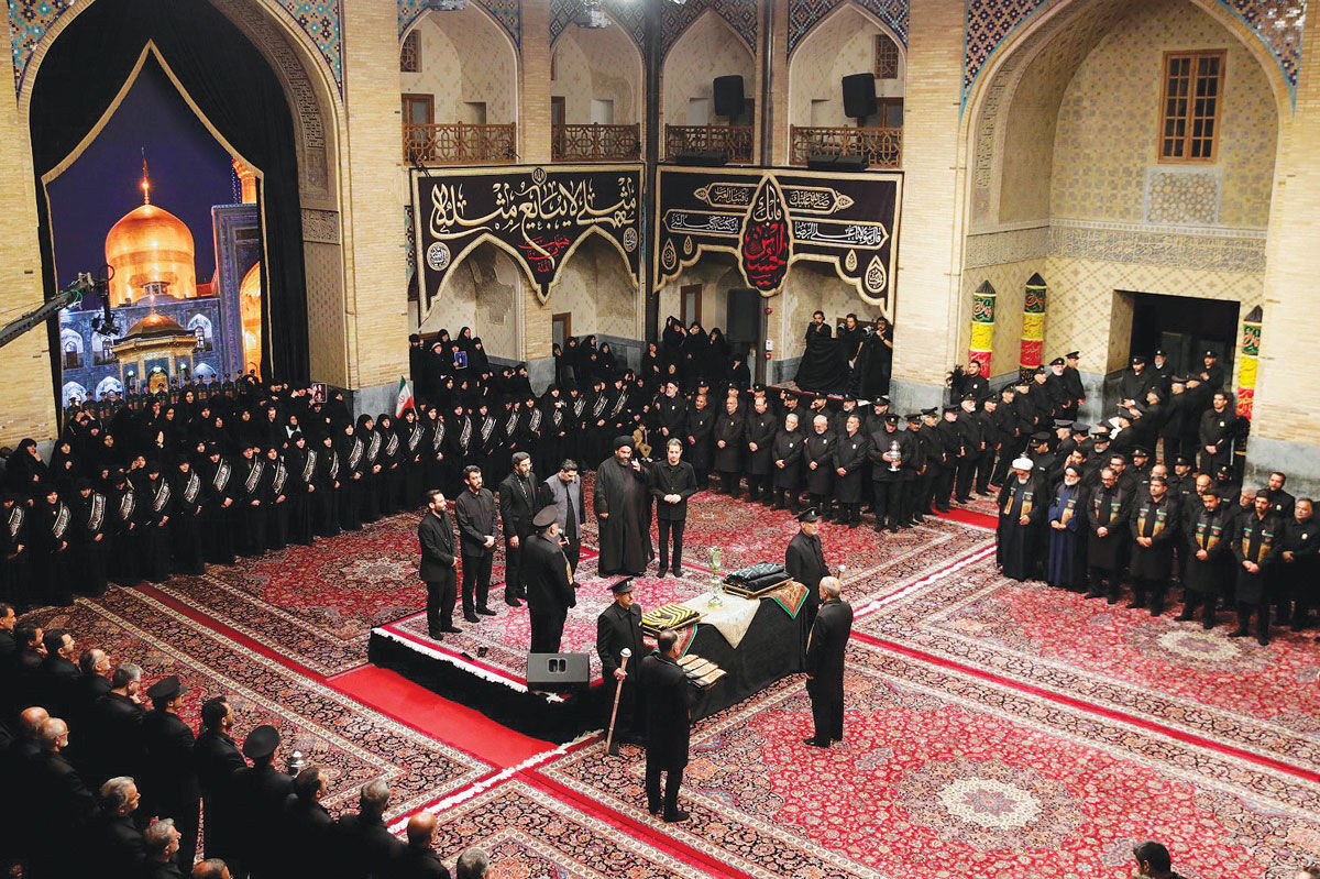 امسال خیمه‌ «حسینیه معلی» در حرم مطهر امام رضا(ع) و با یاد رهبر شهیدمان برپا شده است / صحنه ای برای پیوند حماسه و سوگ