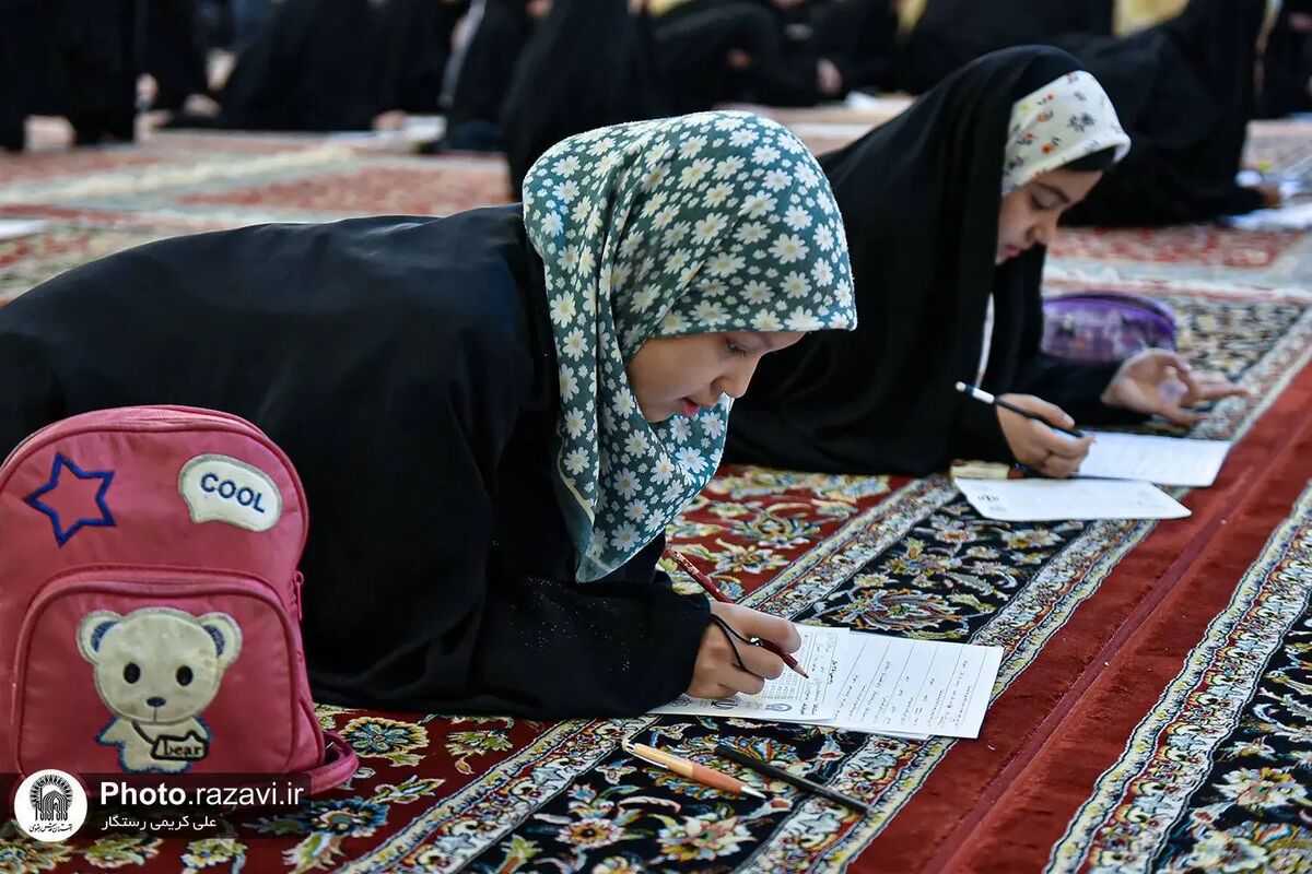 برگه‌های سپید بر روی فرش‌های قرمز رواق شیخ حر عاملی