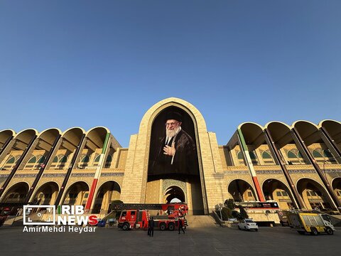 عکس | تصاویری از آماده سازی مصلای تهران برای مراسم وداع با رهبر شهید انقلاب