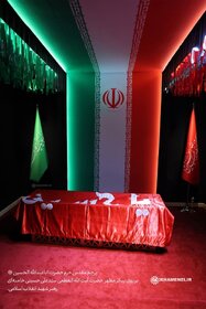 عکس | قاب ماندگار از پرچم مقدس حرم حضرت اباعبدالله الحسین علیه‌السلام بر روی پیکر مطهر رهبر شهید