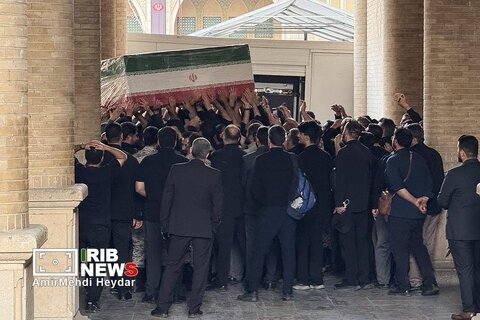 عکس | تصاویری خاص از لحظه ورود پیکر مطهر رهبر شهید انقلاب اسلامی به مصلی تهران