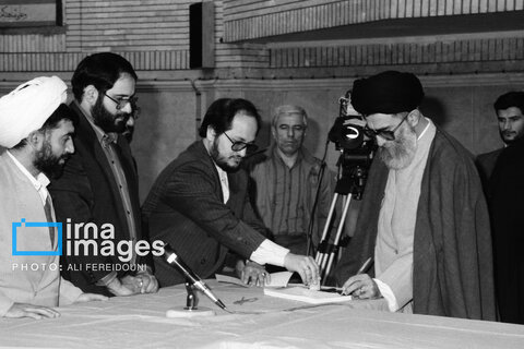 عکس | روایت تصویری رهبری آیت‌الله سید علی خامنه‌ای (۱۳۶۸ - ۱۳۷۲)