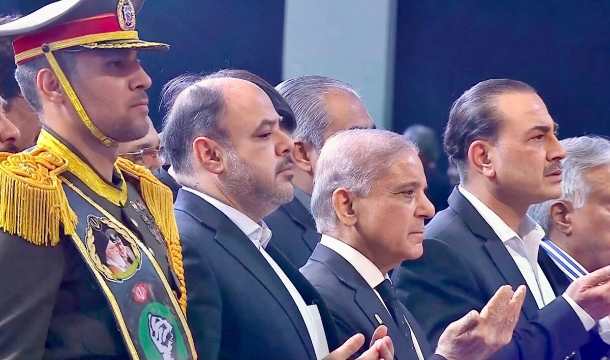 نخست وزیر پاکستان در آیین وداع با آقای شهید ایران: همه ما در کنار رهبری و ملت ایران هستیم