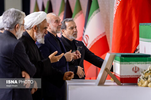 عکس | لحظاتی خاص از حضور سران قوا در مراسم ادای احترام به پیکر مطهر رهبر شهید انقلاب