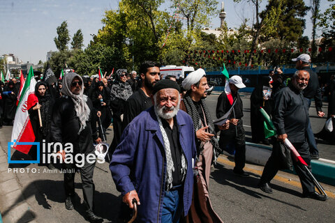 عکس | تصاویری از حرکت مردم برای وداع با رهبر شهید در مسیرهای منتهی به مصلی تهران