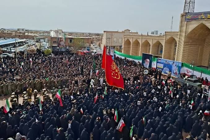 حضور گسترده مردم در مراسم وداع با رهبر شهید از نگاه شبکه المسیره و آر تی