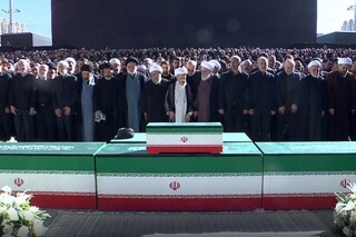 فیلم | لحظه ورود پیکر مطهر امام شهید برای اقامه نماز