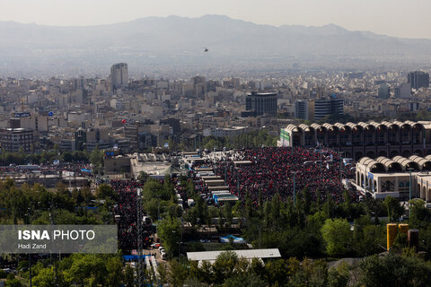 عکس | اولین تصاویر از اقامه نماز بر پیکر رهبر شهید انقلاب در مصلی تهران