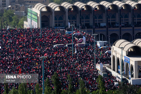 عکس | اولین تصاویر از اقامه نماز بر پیکر رهبر شهید انقلاب در مصلی تهران