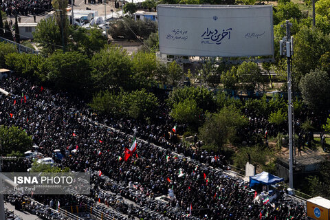 عکس | اولین تصاویر از اقامه نماز بر پیکر رهبر شهید انقلاب در مصلی تهران
