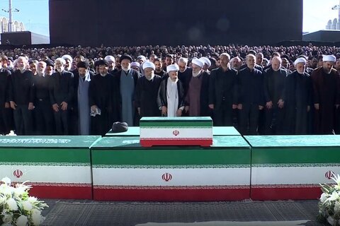 لحظه ورود پیکر مطهر امام شهید برای اقامه نماز