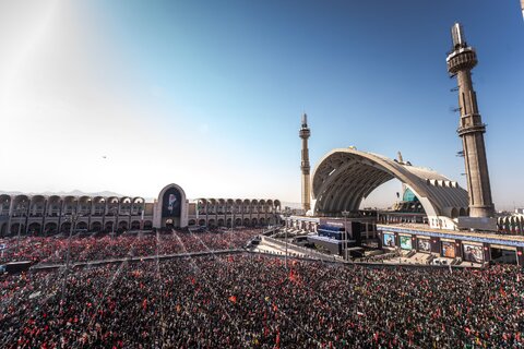 اقامه نماز بر پیکر مطهر امام شهید