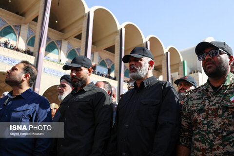عکس | تصویری از حضور سردار احمد وحیدی در مراسم اقامه نماز بر پیکر رهبر شهید انقلاب